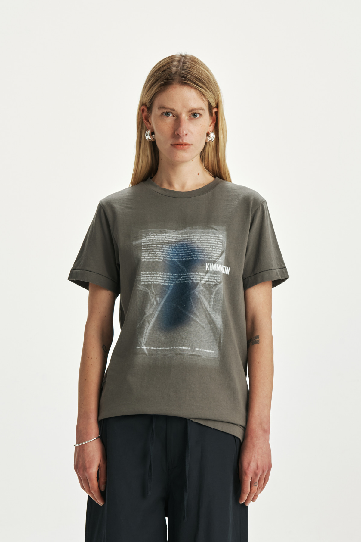 SILHOUETTE GRAPHIC TOP IN GREY